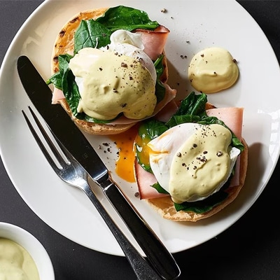 KNORR Hollandaise Sauce Gluten Free 1L - Made with 100% cage-free eggs for close-to-scratch taste. This versatile sauce can be used as a pour over sauce, as a dip, or as a base for delicious flavour mash-ups.